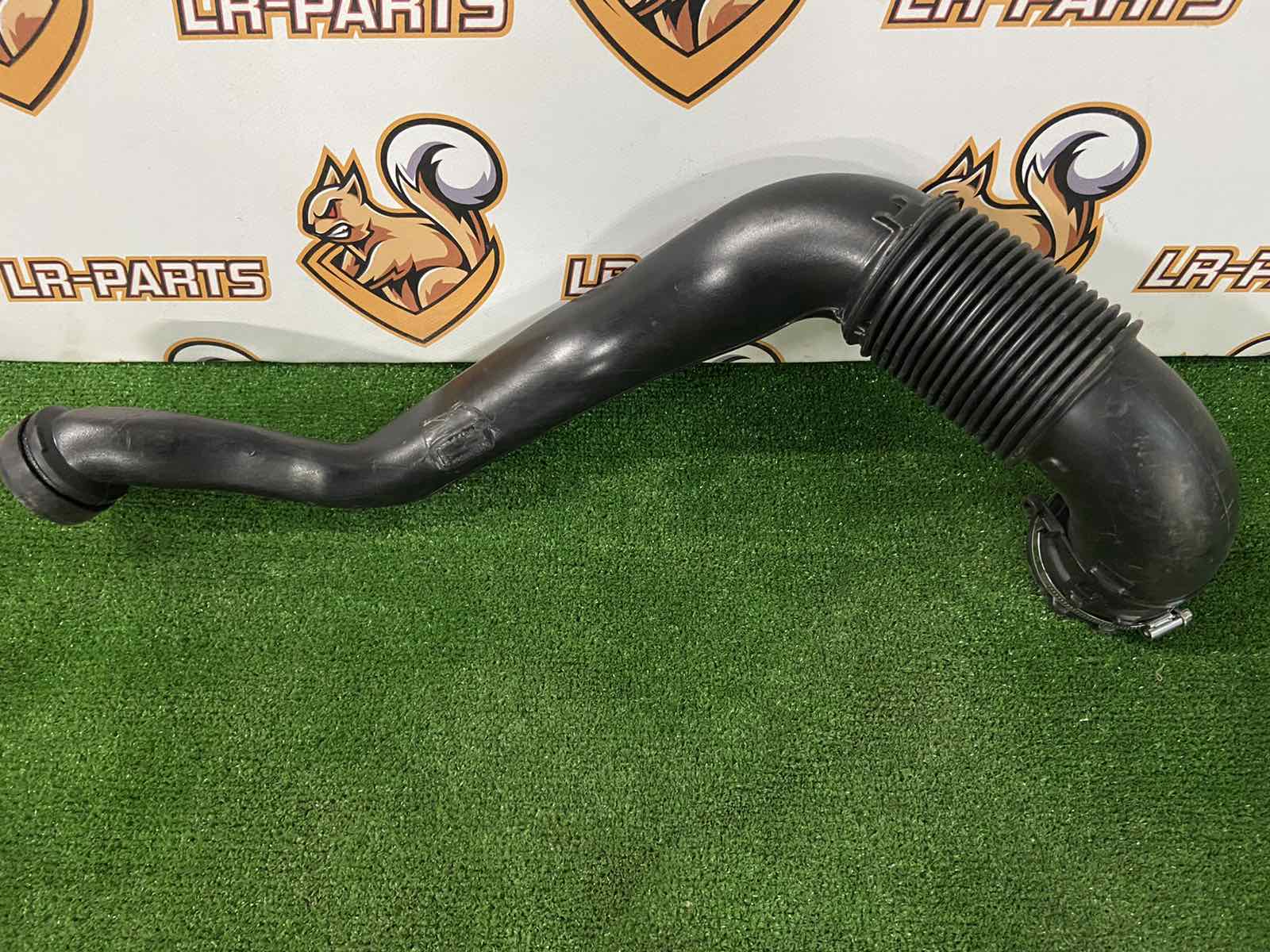 LR036466 Right pipe, Air filter - to turbocharger Range Rover Sport L494 (2014-2022) Used - Image 13