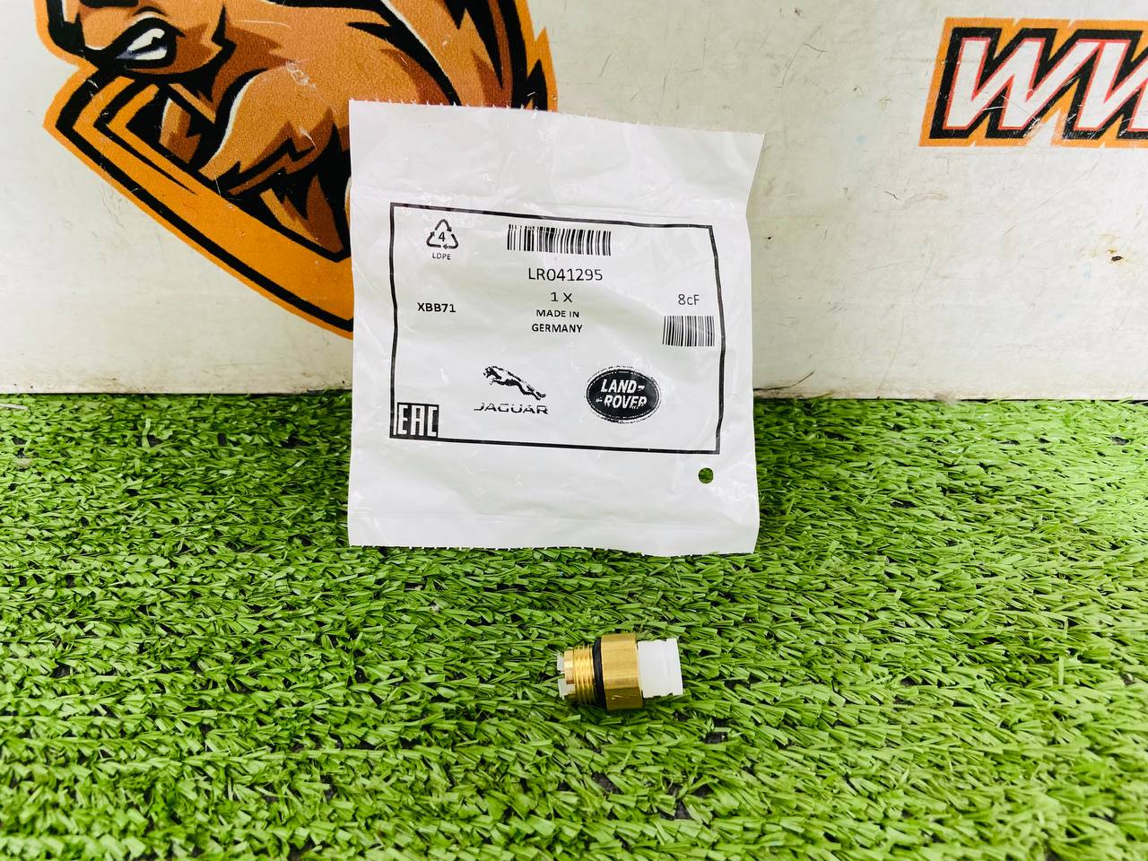 LR041295 Air duct connector Range Rover, Jaguar cost € in stock 2 pcs.