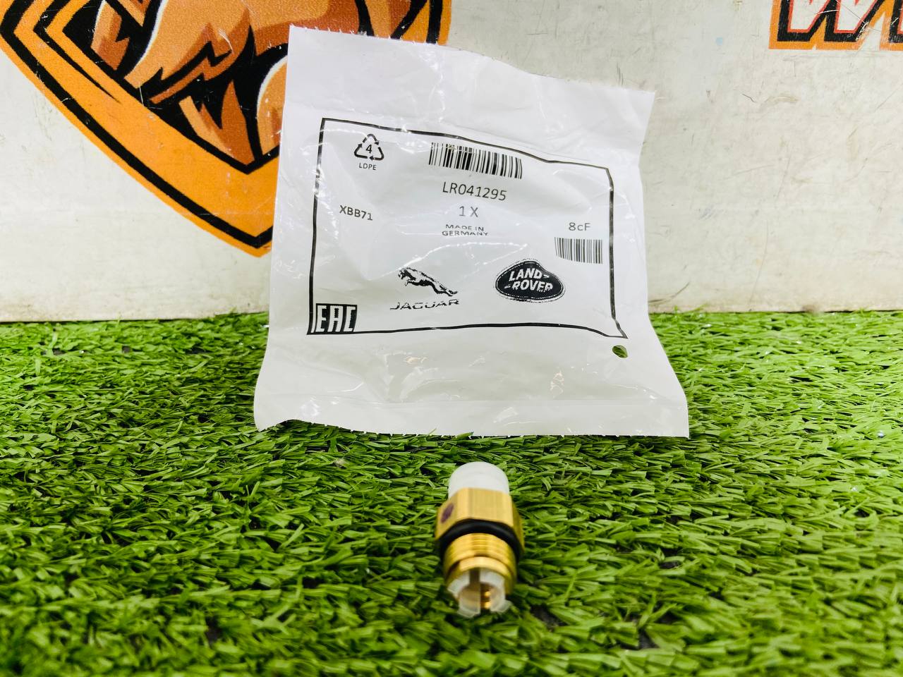 LR041295 Air duct connector Range Rover, Jaguar cost € in stock 2 pcs.