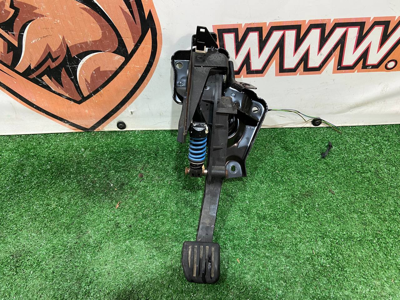 LR072066 Clutch pedal with master cylinder Land Rover Discovery Sport L550 (2015-) Used cost € in stock 1 pcs.