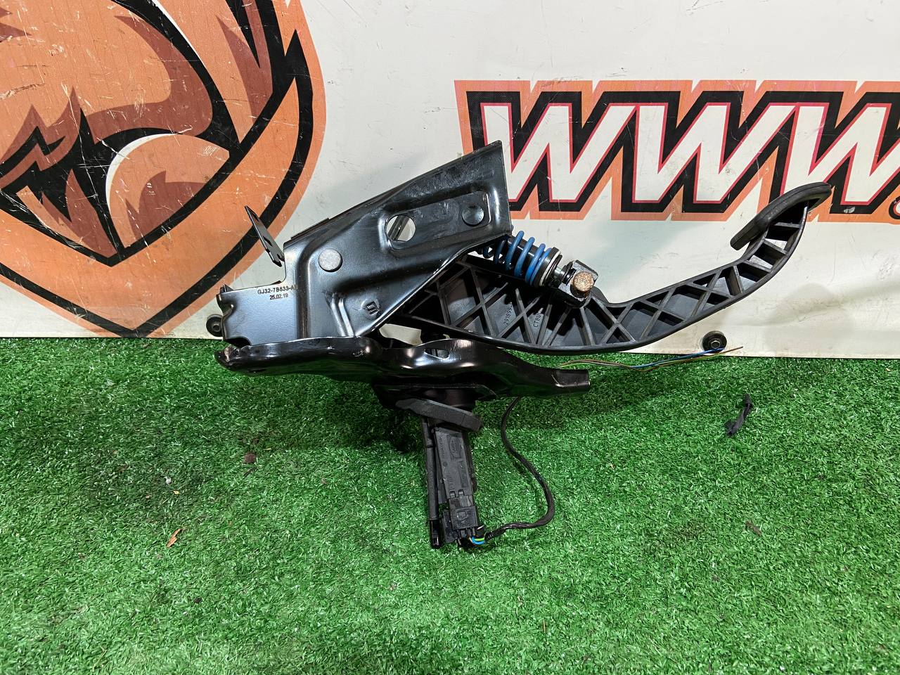 LR072066 Clutch pedal with master cylinder Land Rover Discovery Sport L550 (2015-) Used cost € in stock 1 pcs.