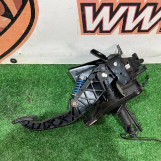 LR072066 Clutch pedal with master cylinder Land Rover Discovery Sport L550 (2015-) Used cost  € in stock 1 pcs.