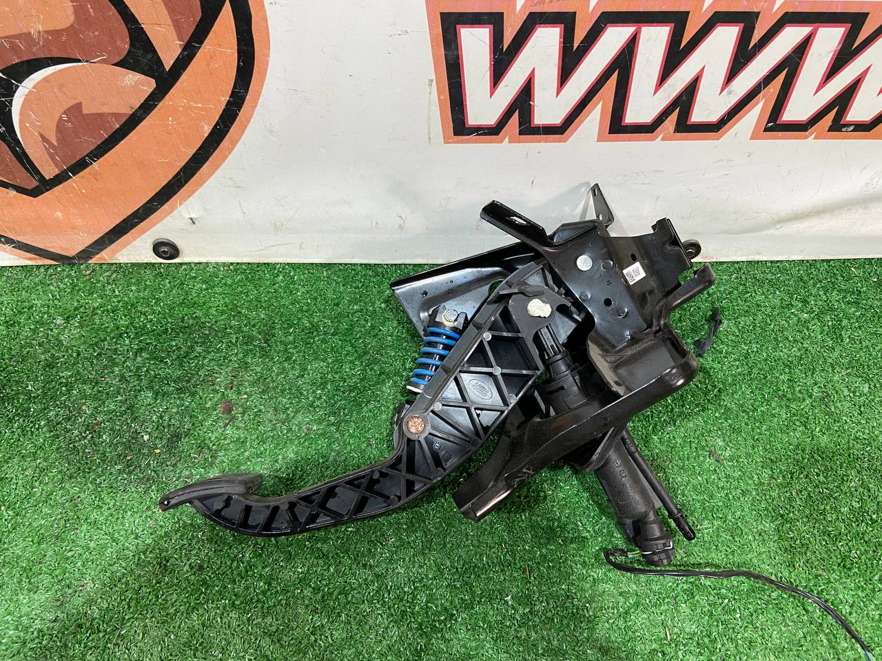 LR072066 Clutch pedal with master cylinder Land Rover Discovery Sport L550 (2015-) Used cost € in stock 1 pcs.