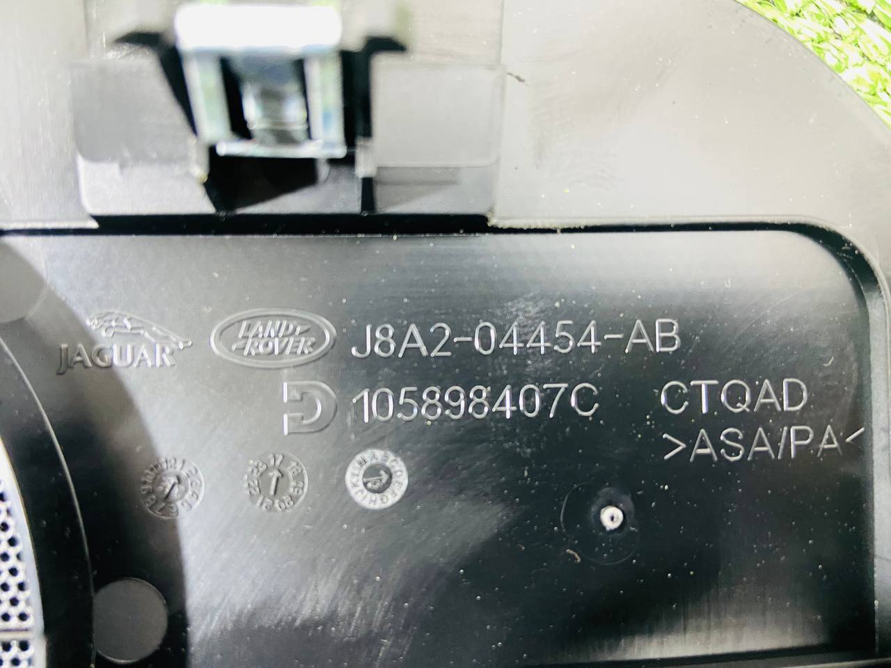 LR094714 Grille speaker on the dashboard of Range Rover Velar L560 (2018-) Used cost 30 € in stock 1 pcs.