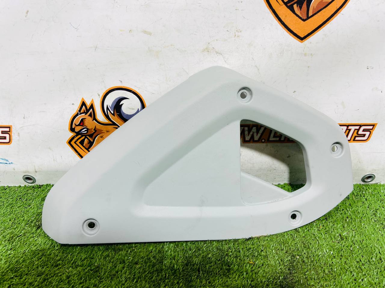 LR132211 Right torpedo overlay Land Rover New Defender L663 (2020-) Second-hand cost € in stock 1 pcs.