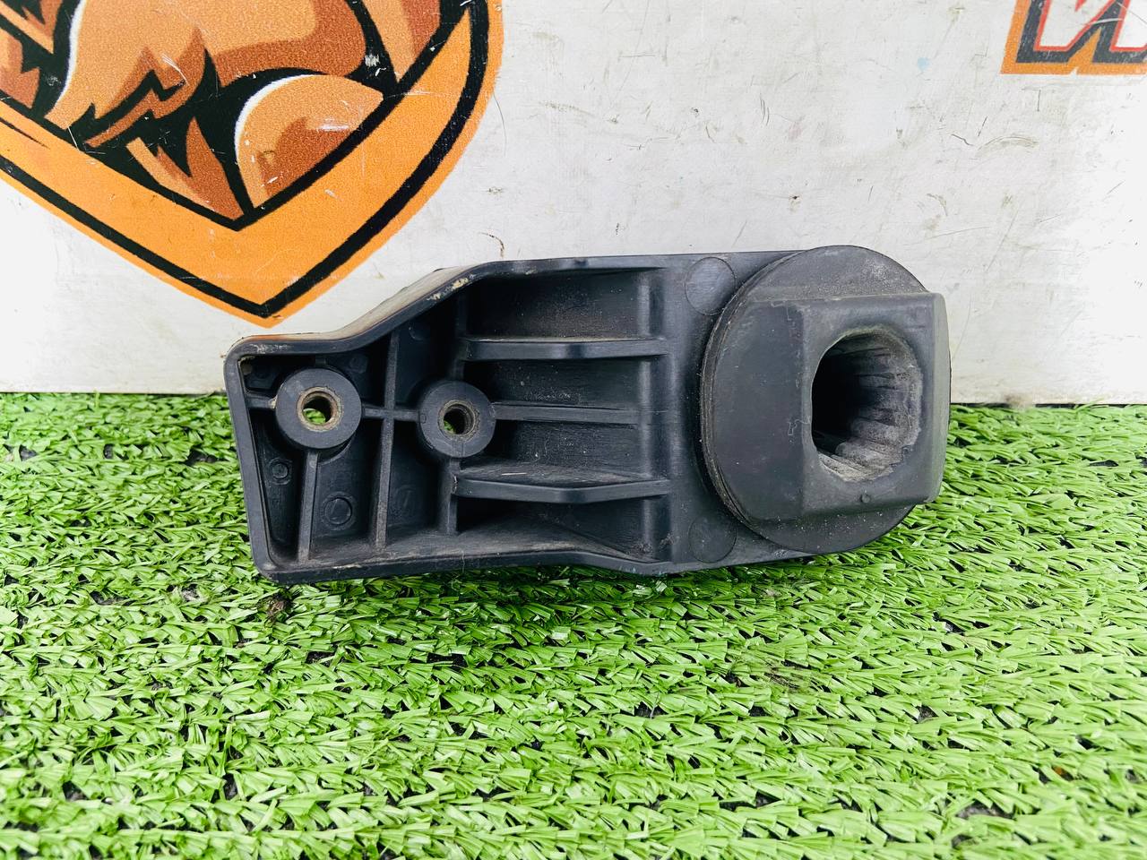 LR134917 Upper right radiator bracket Range Rover Velar L560 (2018-) Used - Image 15