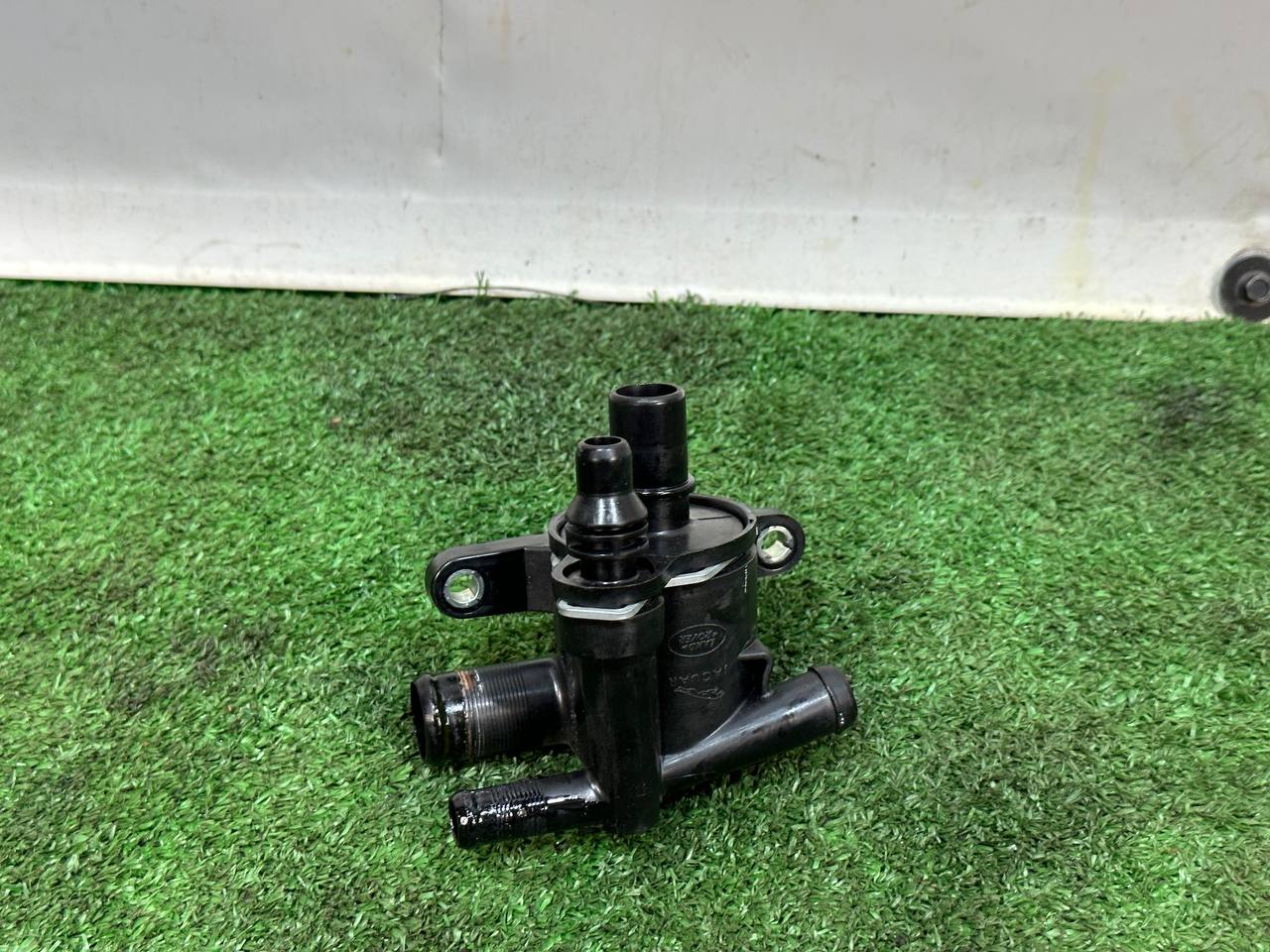 LR181892 Used Range Rover Evoque L538 coolant separator (2012-2018) cost 50 € in stock 1 pcs.