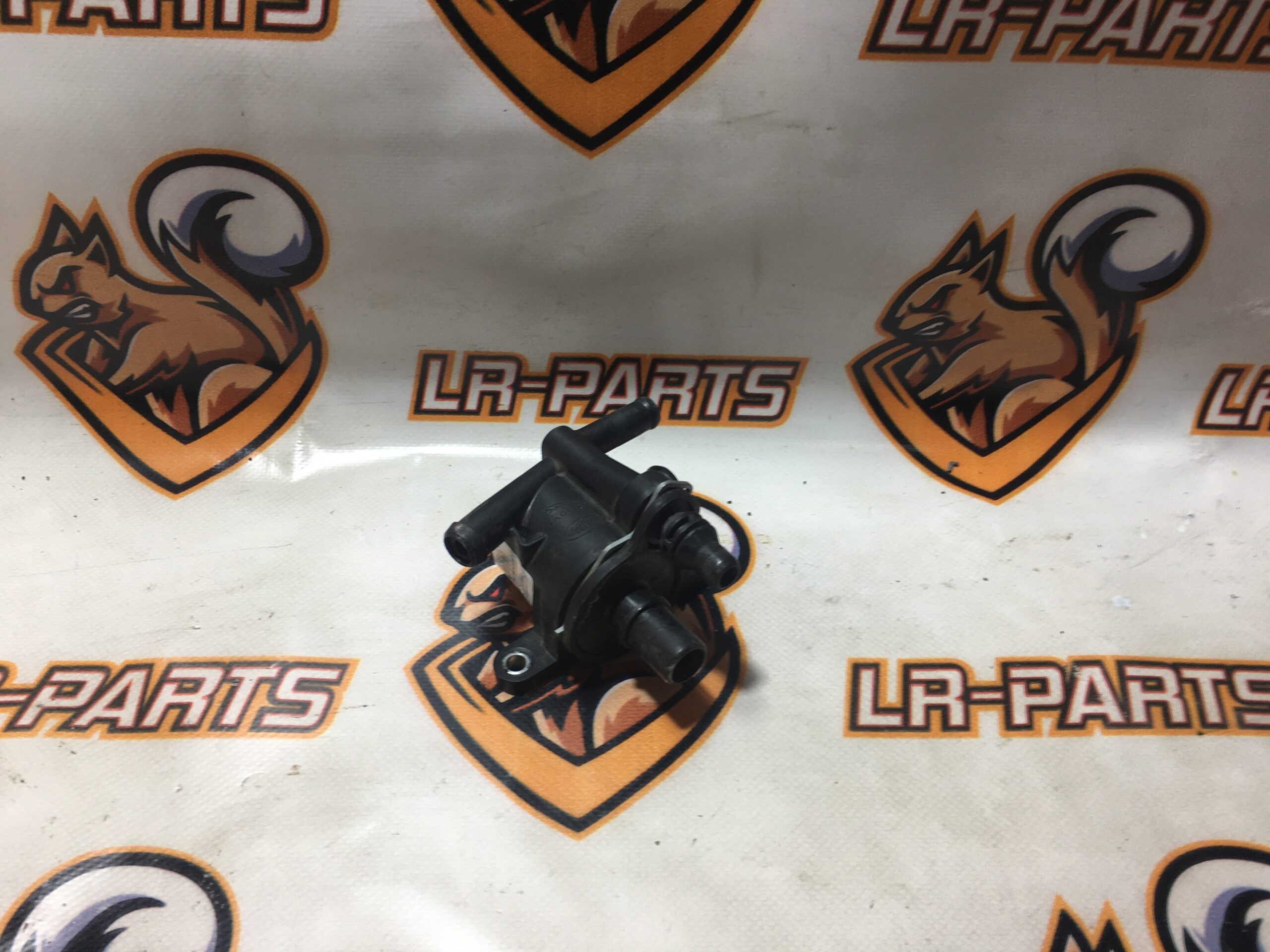 LR181892 Used Range Rover Evoque L538 coolant separator (2012-2018) cost 50 € in stock 1 pcs.
