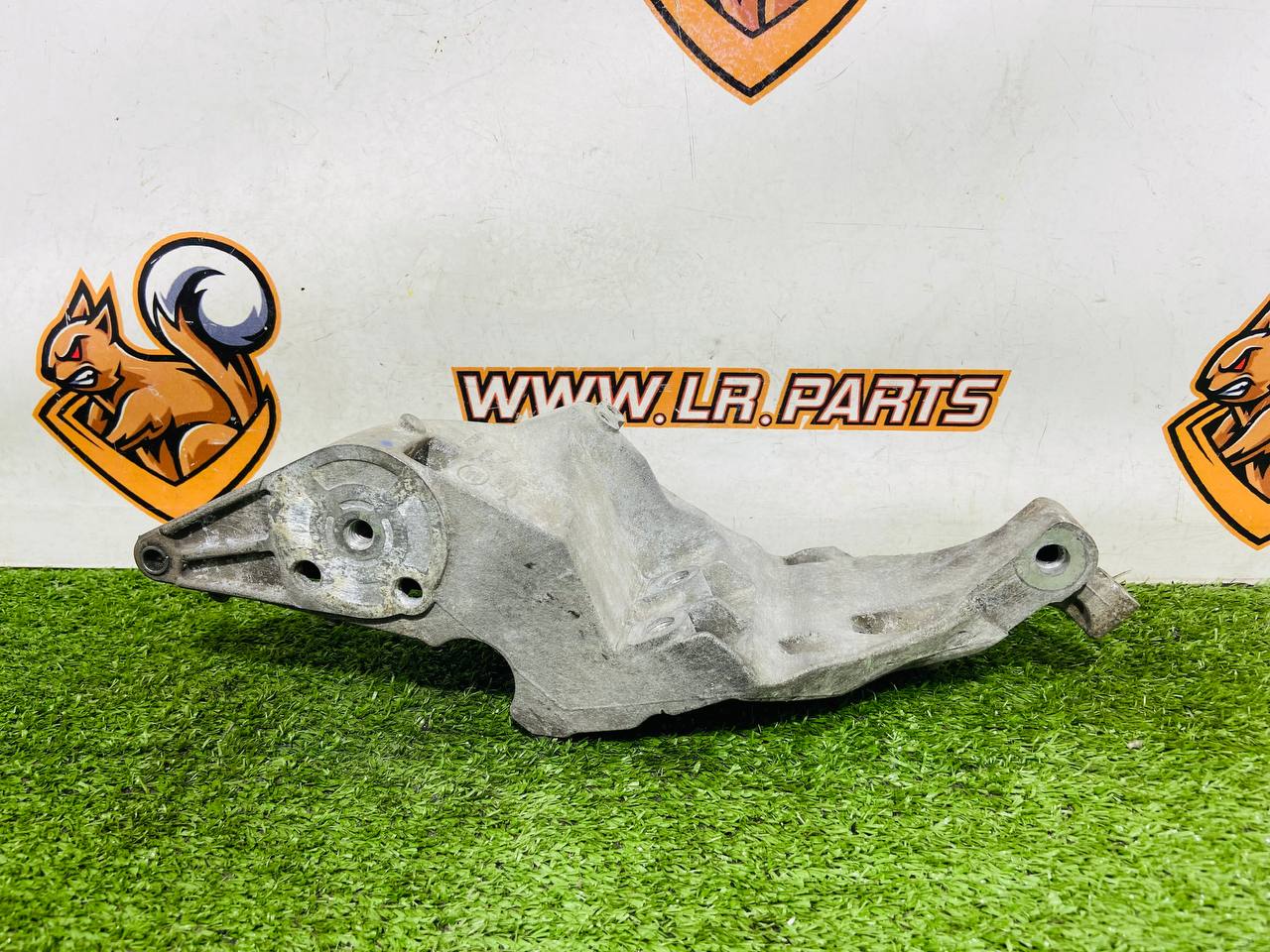 LR065741 Generator bracket 2.7TD 3.0TD Range Rover Sport L494 (2014-2022) Used cost 20 € in stock 1 pcs.