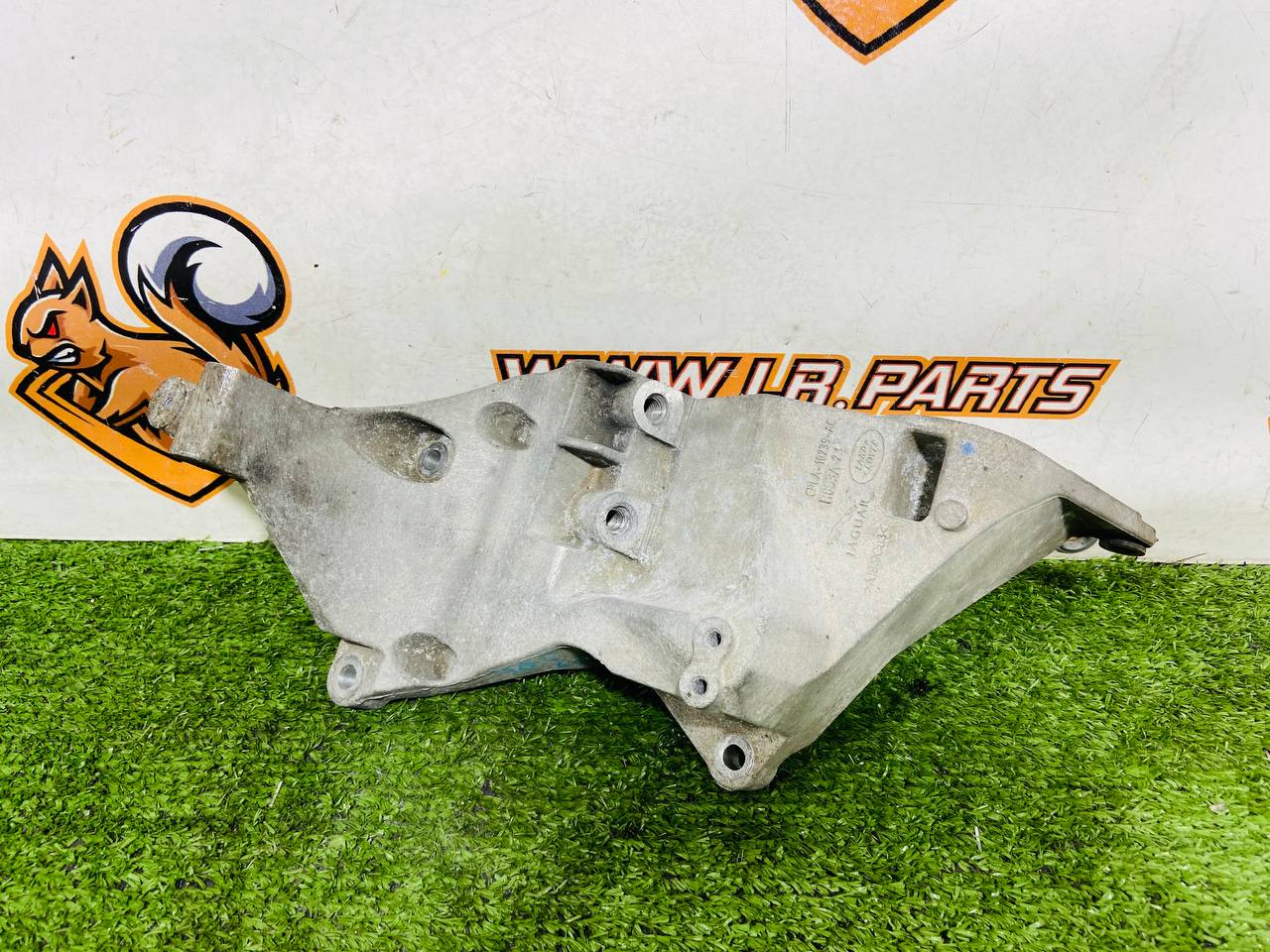 LR065741 Generator bracket 2.7TD 3.0TD Range Rover Sport L494 (2014-2022) Used cost 20 € in stock 1 pcs.