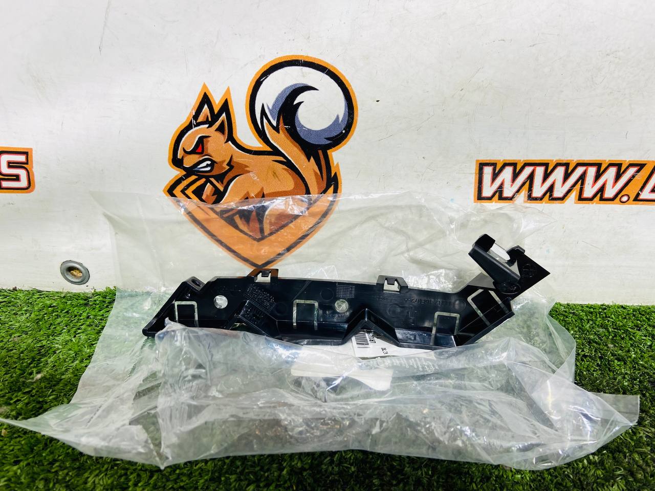 LR132580 Right wing mounting bracket Land Rover New Defender L663 cost € in stock 3 pcs.